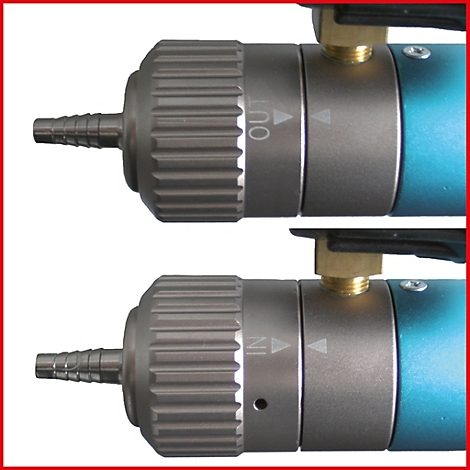 Zwei metallische Bauteile mit Anschlüssen und Pfeilen, die 'IN' und 'OUT' anzeigen.